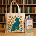 Camminando tra i fiori scalzi... con borsa gatto